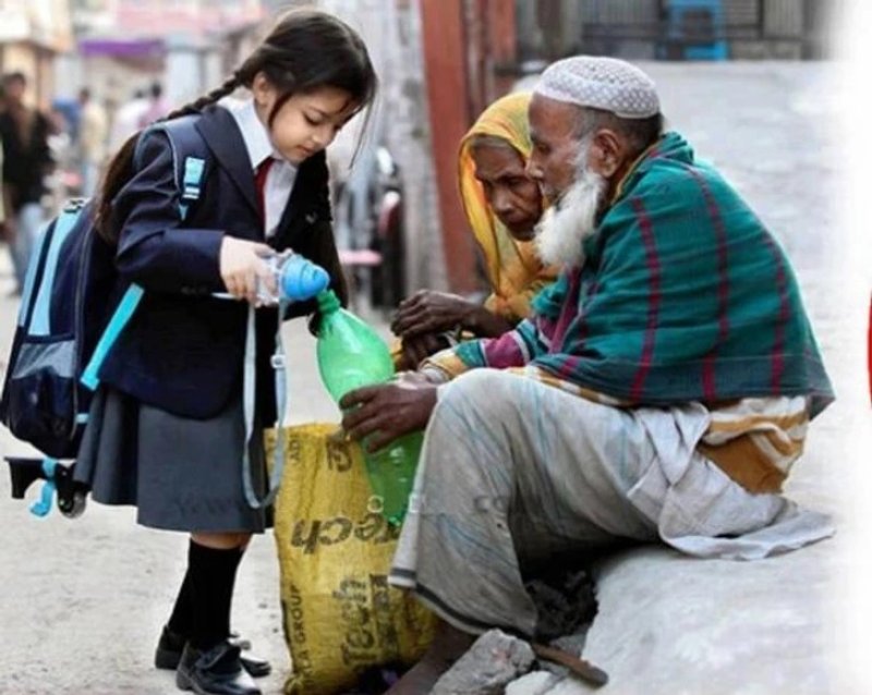 This Indian schoolgirl decided to share her food and water with homeless people.