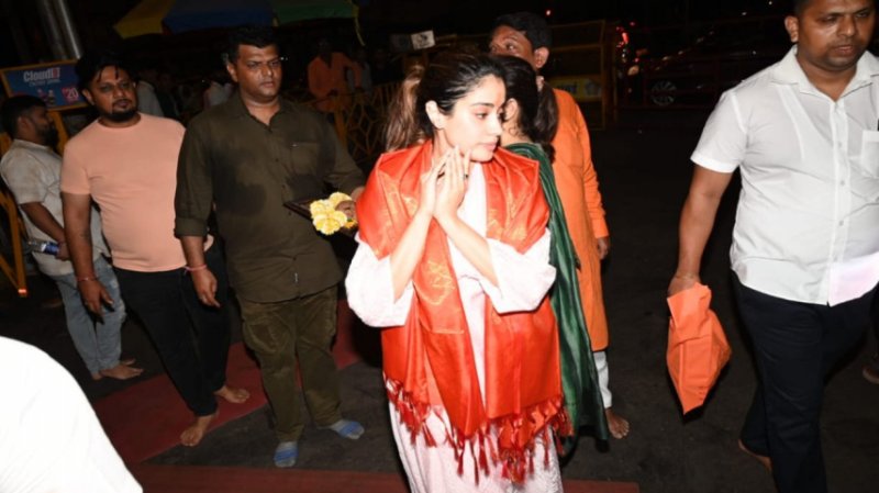 Janhvi Kapoor visits Siddhivinayak temple on Gudi Padwa; walks barefoot as she seeks blessings early morning.