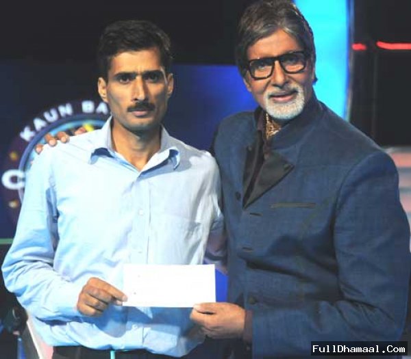 Manoj Raina, The First 1 Crore Rs. Winner Of KBC-6, 2012 Receiving 1 Crore Rs Cheque From Mr. Amitabh Bachchan