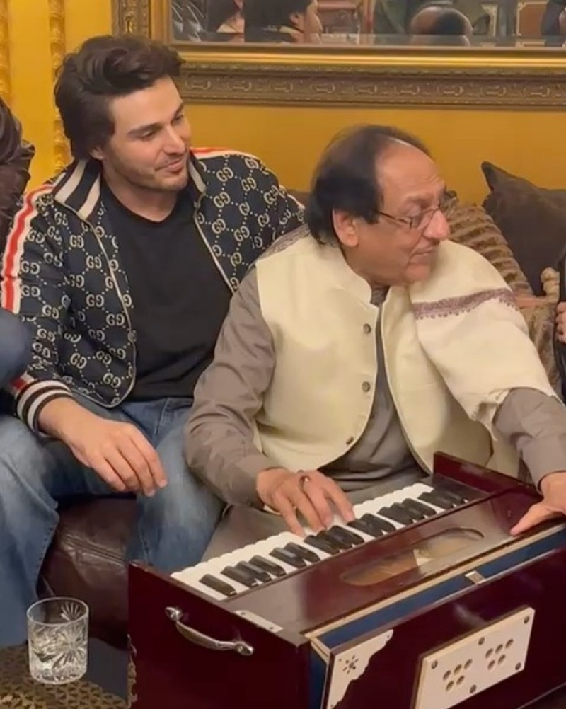 Mumtaz participated in a house party in Pakistan with Fawad Khan and Ghulam Ali. See videos and photos.