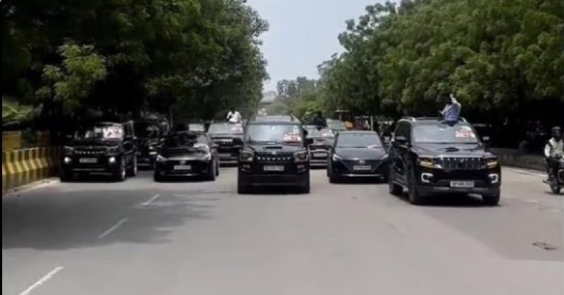 एक वीडियो सोमवार को सोशल मीडिया प्लेटफ़ॉर्मों पर वायरल हुआ जिसमें 15 से अधिक काली गाड़ियां, सहित एसयूवी, पूरे एक्सप्रेसवे को ब्लॉक करके छोटे वीडियो बनाने के लिए दिखाई दी। (HT फोटो)